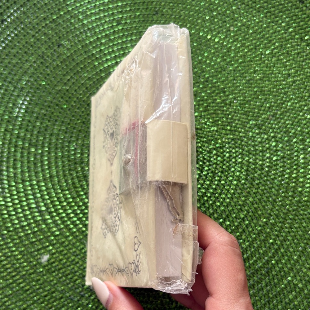 Early 00’s Elegant Cream Journal with Lock NWT - Picture 2 of 3